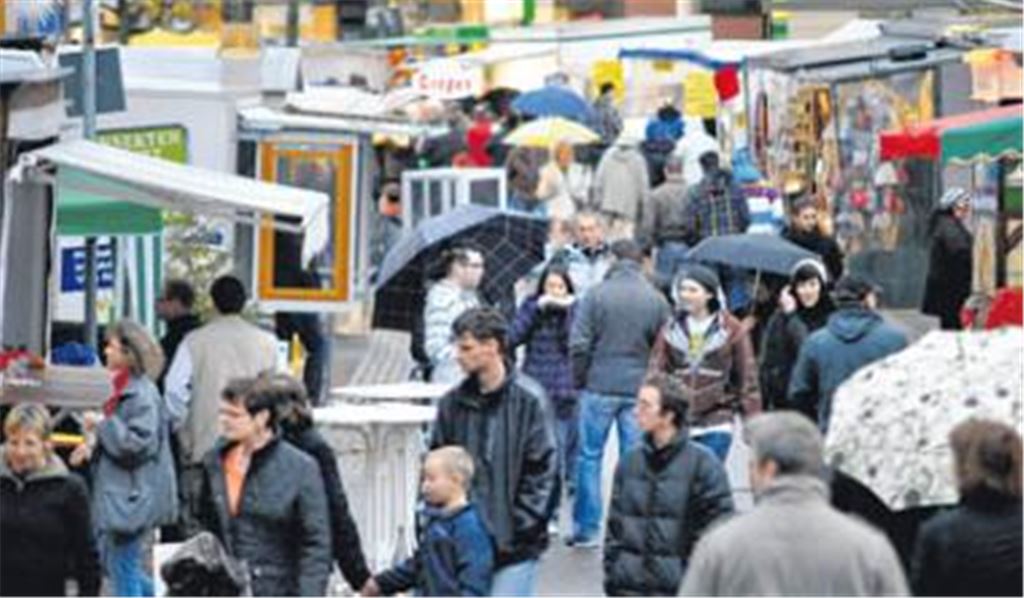 Der Illinger Kunsthandwerkermarkt erweist sich erneut als beliebter Treffpunkt. 79 Aussteller garantieren ein vielfältiges Angebot. Fotos: Stahlfeld