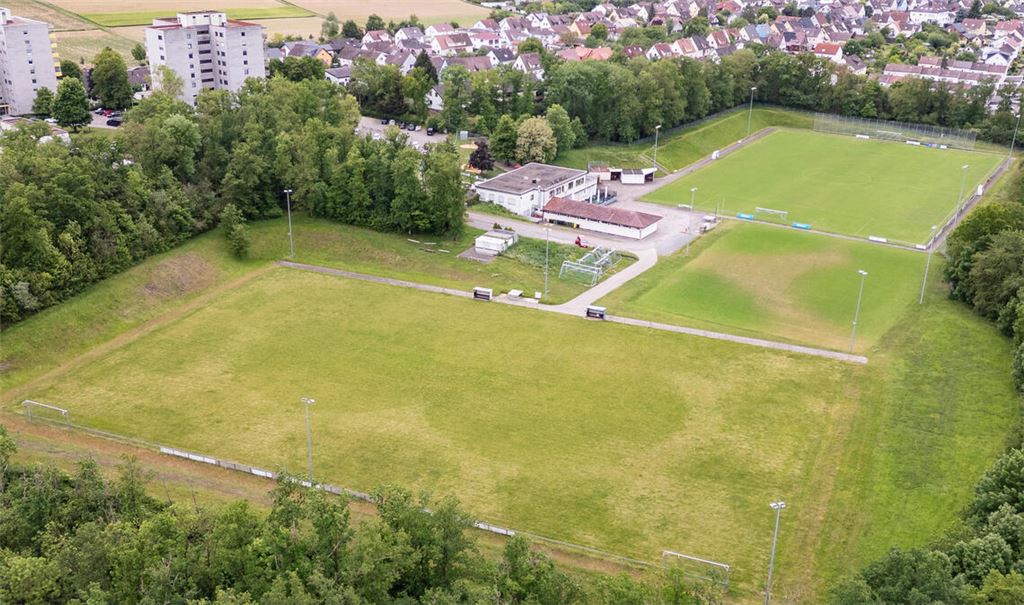 Der Illinger Sportplatz von oben: unten der umstrittene östliche Rasen, oben das weiterhin gepflegte Spielfeld. Fotos: Fotomoment