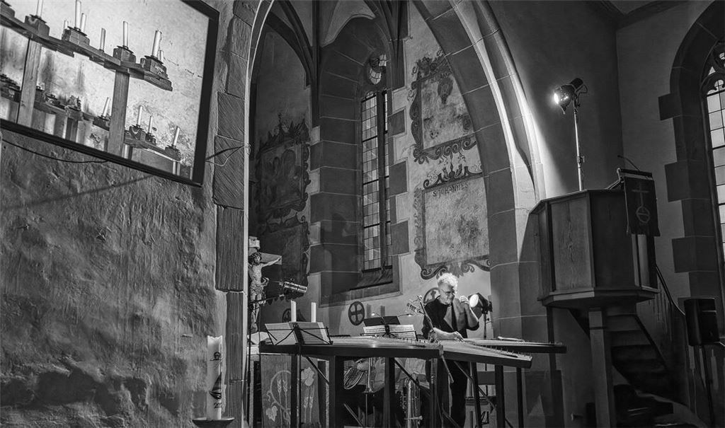 Der Innenraum der Peterskirche. Dort hat der Zither-Spieler Georg Glasl sein Projekt realisiert, und der Fotograf Wilfried Gebhard war dabei. Fotos: Wilfried Gebhard