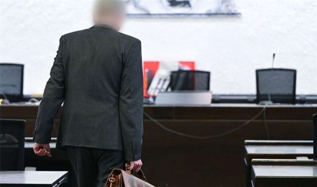 Der Inspekteur der Polizei ist bei vollen Bezügen freigestellt: Das Führen der Dienstgeschäfte ist ihm untersagt.