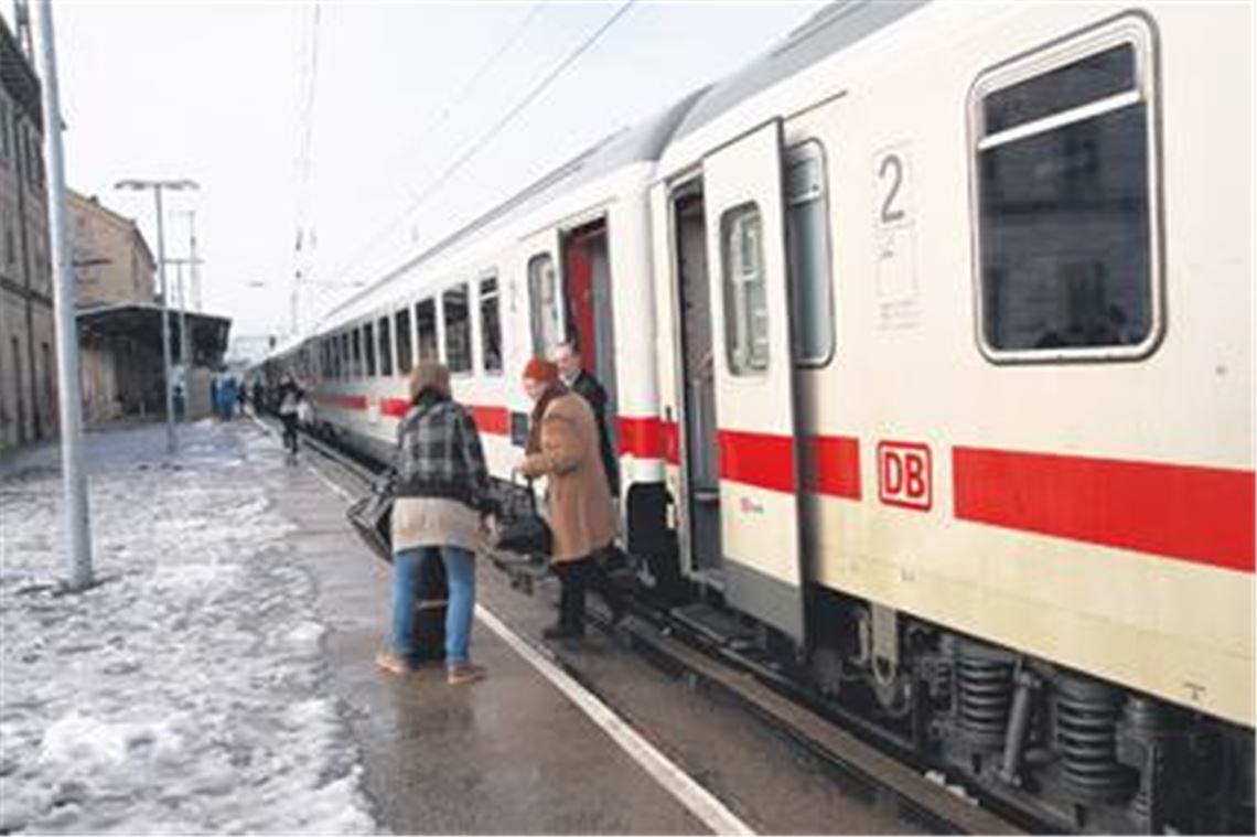 Der Intercity-Zug ist gestern um 11.37 Uhr pünktlich in Mühlacker eingefahren. Foto: Sadler