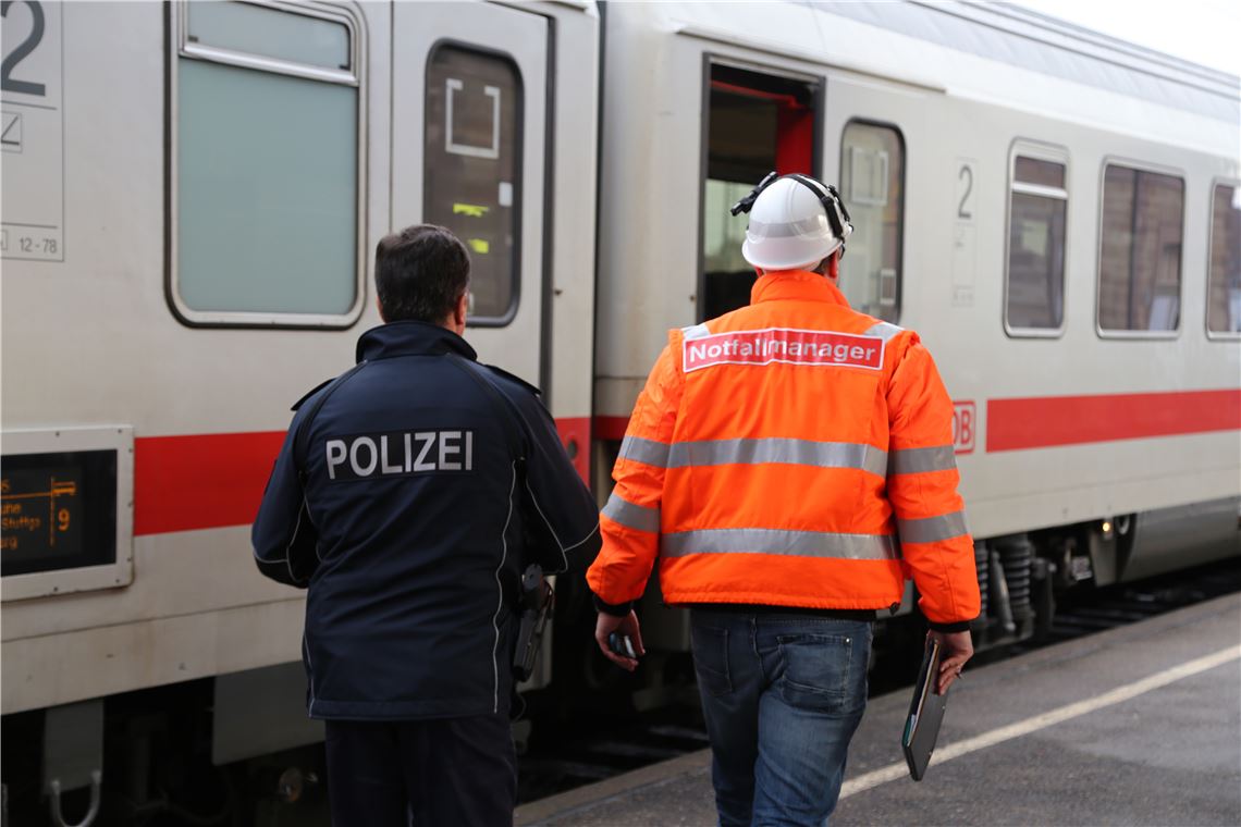 Der Intercity musste einige Zeit am Bahnhof verweilen (Foto: Recken)