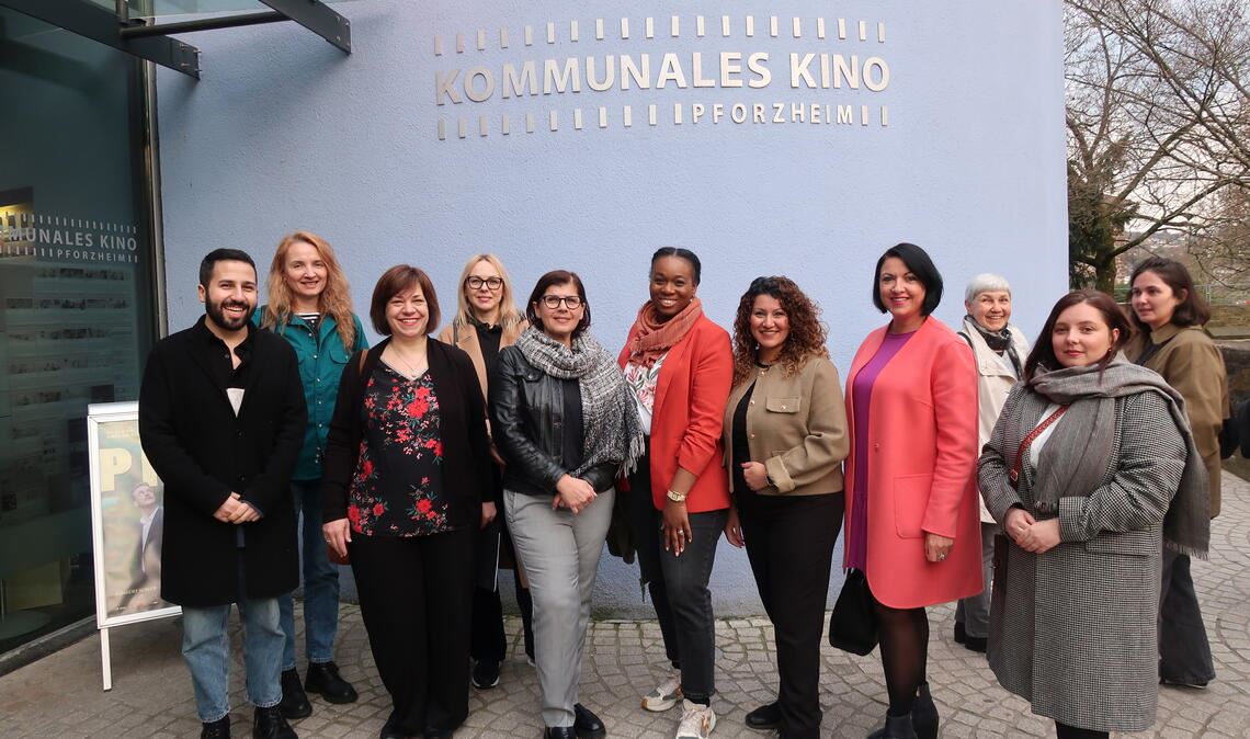 Der Internationale Beirat stellt sich vor (v. li.): Taoufeh Morad, Valentina Hülsmann, Ada Deflorio, Suitlana Kovahuska, Öslem Dogan, Halimatou Camara, Nura Kocamahhul, Venera Reiser und Christine Riede-Hallak. Foto: Warzecha