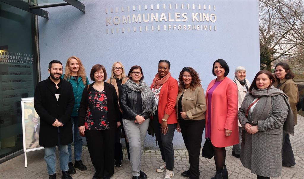 Der Internationale Beirat stellt sich vor (v. li.): Taoufeh Morad, Valentina Hülsmann, Ada Deflorio, Suitlana Kovahuska, Öslem Dogan, Halimatou Camara, Nura Kocamahhul, Venera Reiser und Christine Riede-Hallak. Foto: Warzecha