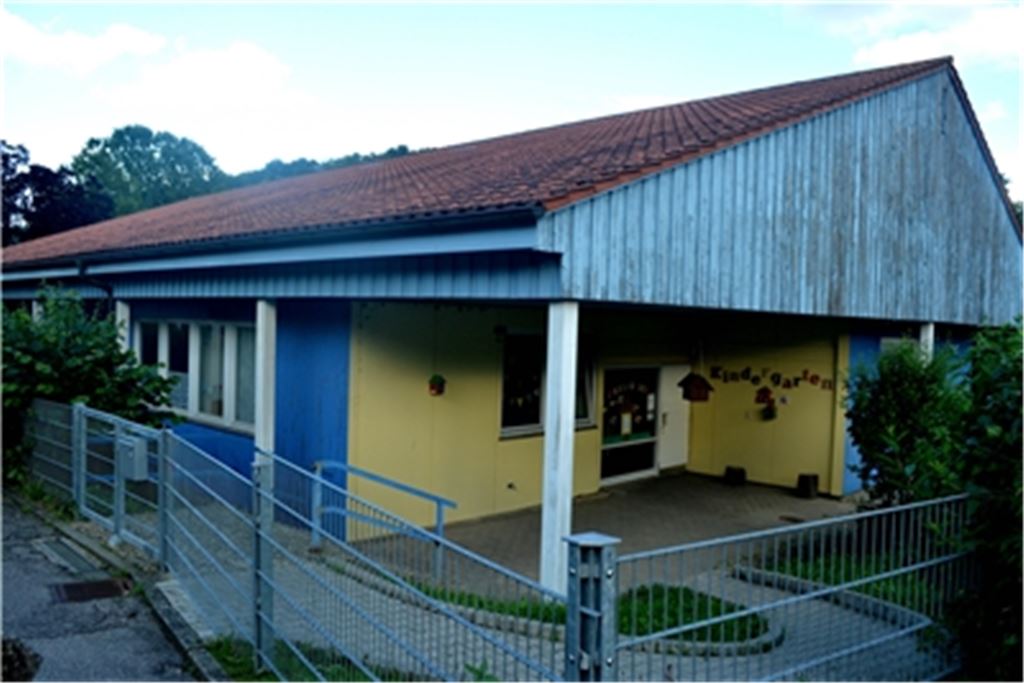Der Iptinger Kindergarten „Vogelhäuschen“ wird abgerissen. Eine Interimslösung mit Containern ist auf dem Areal neben der Kreuzbachhalle und dem geplanten Abenteuerspielplatz geplant. Foto: Stahlfeld