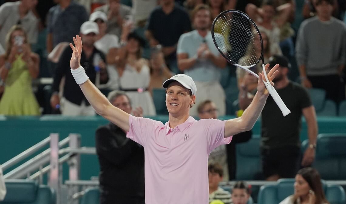 Der Italiener Jannik Sinner reagiert nach seinem Sieg über den Deutschen Alexander Zverev.