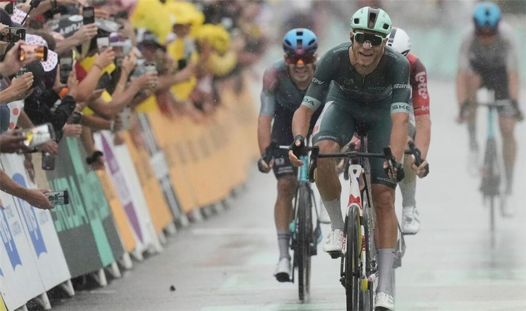 Der Italiener Jonathan Milan gewinnt den Sprint in Valence.