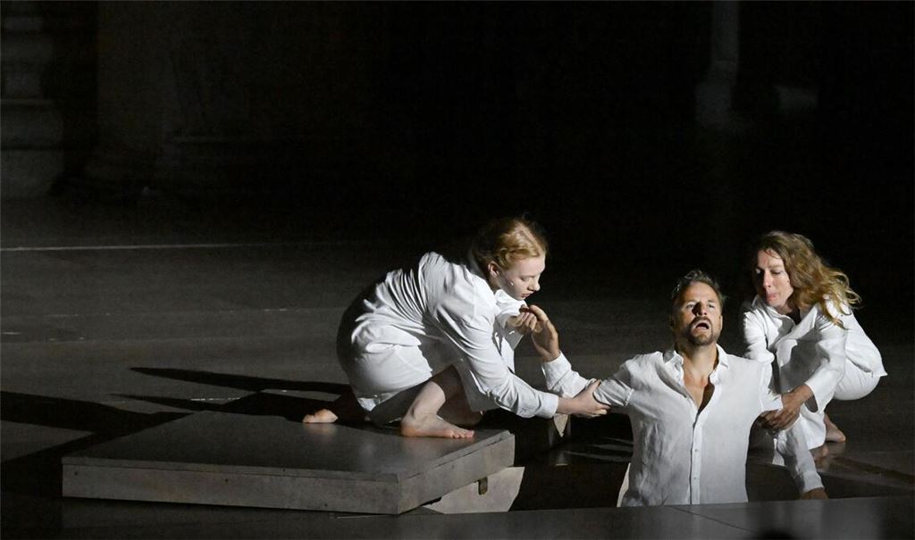 Der Jedermann (Philipp Hochmair) im Juli 2025 in seinem Grab - gehalten vom Glauben (Regine Zimmermann) und seinen Werken (Kathleen Morgeneyer). (Archivbild)