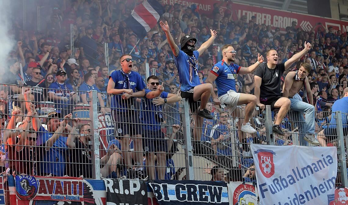 Der Jubel bei den Fans vom 1. FC Heidenheim kennt keine Grenzen.