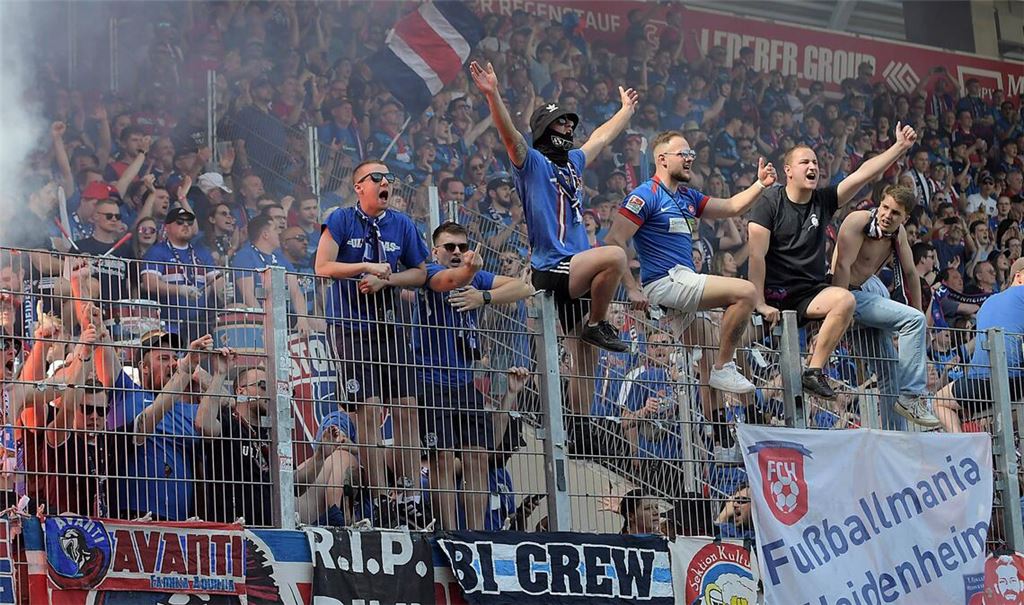 Der Jubel bei den Fans vom 1. FC Heidenheim kennt keine Grenzen.