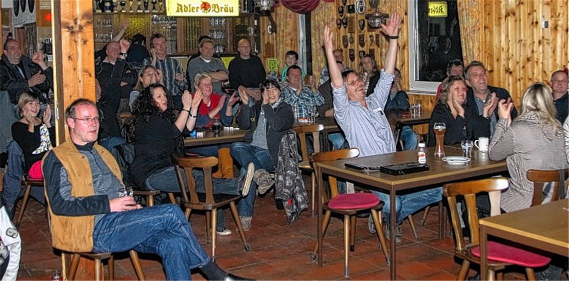Der Jubel bei der Zieldurchfahrt fällt etwas verhalten aus. Denn mit der Safety Car-Phase ist schon zwei Runden vor dem Ende klar, dass Vettel der WM-Titel nicht mehr zu nehmen ist. Fotos: Simecek