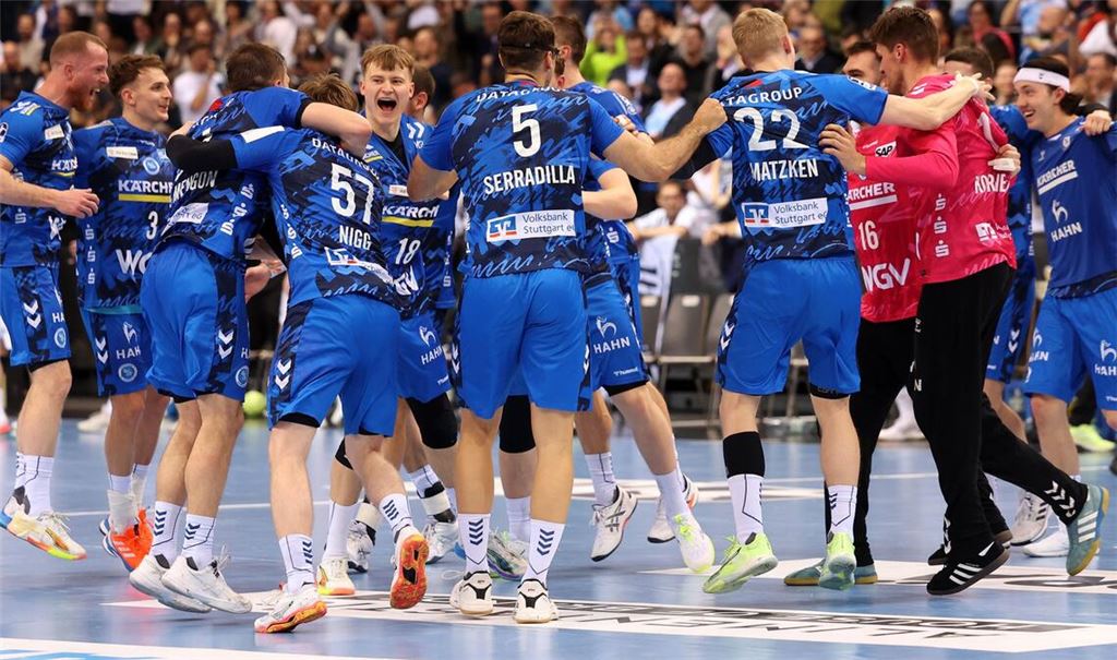 Der Jubel beim TVB Stuttgart ist nach dem Triumph gegen den THW Kiel besonders ausgelassen.
