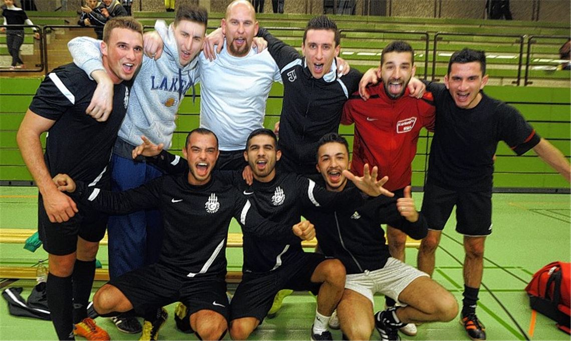 Der Jubel über den Endspielsieg in letzter Sekunde ist bei den Spielern vom Luna Friseursalon aus Dürrmenz groß. Fotos: Fotomoment