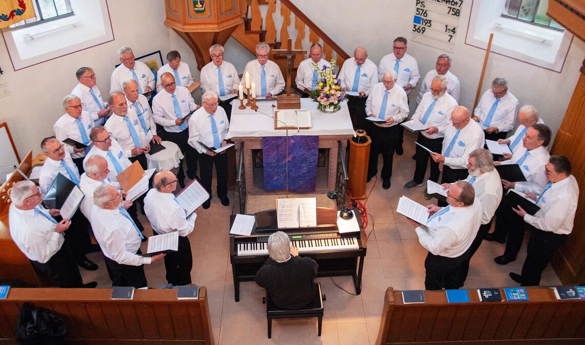 Der Jubiläumsprojektchor unter der Leitung von Bernd Philippsen gestaltet den Gottesdienst mit einer Auswahl von Kirchenliedern und Gospels. Fotos: Fotomoment