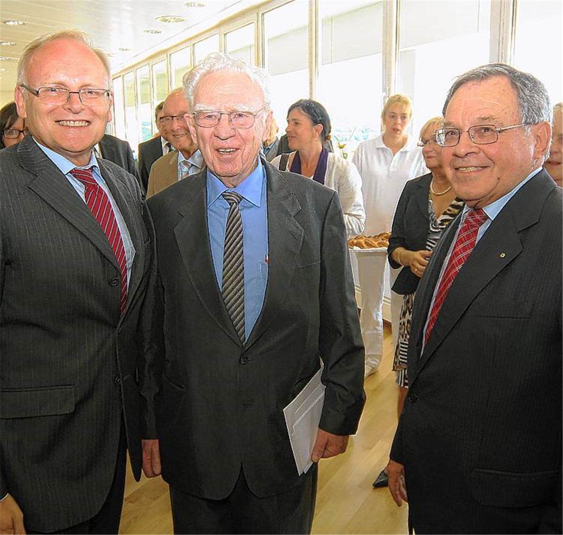 Der Jubilar Dr. Heinz Reichert (Mitte) mit Landrat Karl Röckinger (li.) und dessen Vorgänger beziehungsweise Reichert-Nachfolger Werner Burckhart.