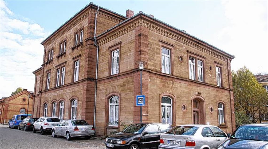 Der Jugendhaus-Zug setzt in Bewegung: Abfahrt im ProZwo im Wertle, Zwischenstopp im „Badischen Bahnhof“ (Foto) und nach der Gartenschau zurück an die Enz in die neue Endstation. 