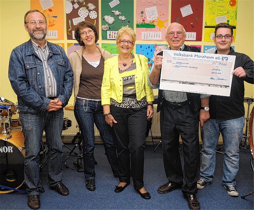 Der Jugendleiter des Musikvereins Enzberg, Markus Seibold, erhält von Hans Friedmann und seiner Frau Heidrun für die Nachwuchsarbeit eine Spende von 1000 Euro, für die sich auch die zweite Vereinsvorsitzende Conny Speer und Kassierer Peter Leibrock (v. re.) bedanken.