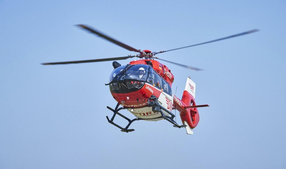 Der Jugendliche wurde mit einem Rettungshubschrauber in ein Krankenhaus gebracht (Symbolbild).