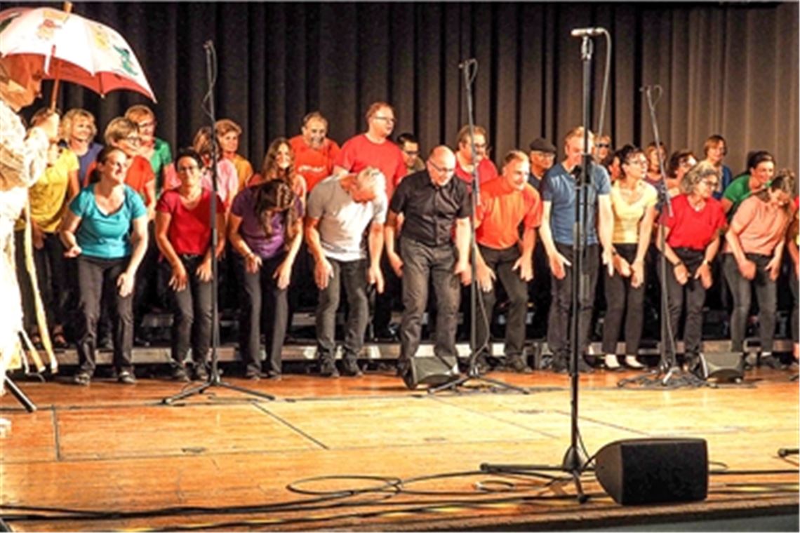 Der Junge Chor „Ton-Art“ der MGV-Chöre Mühlacker begeistert das Publikum im Uhlandbau mit Lieblingsmelodien vergangener Jahre und einer tollen Choreographie. Foto: Müller