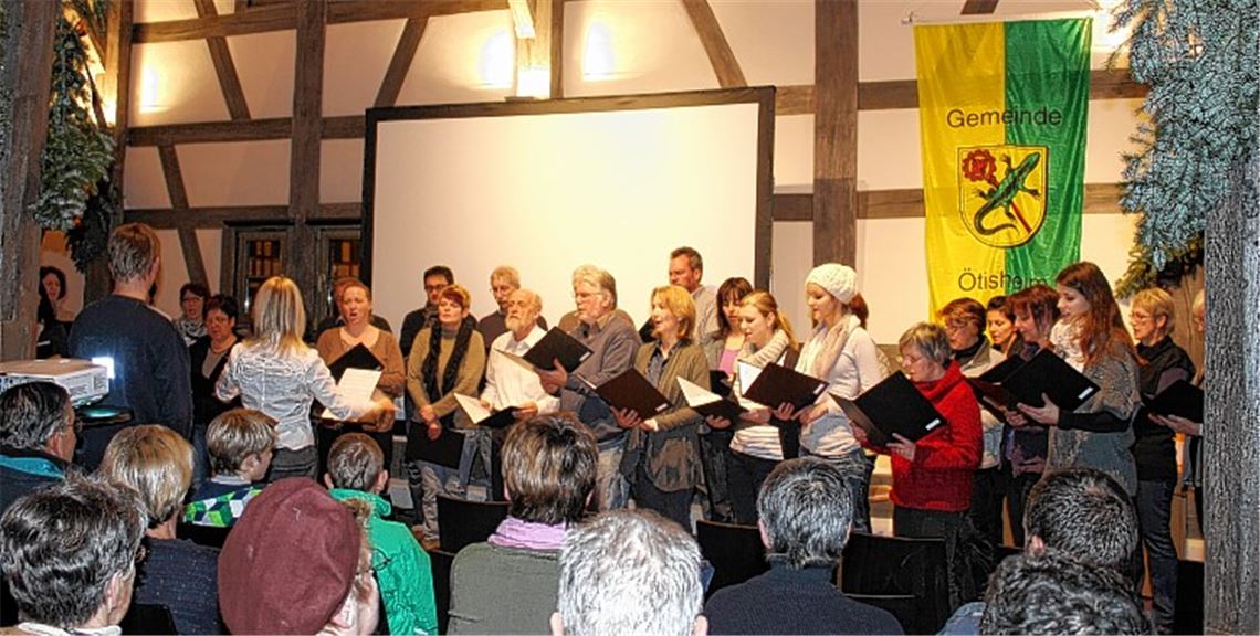 Der Junge Chor begeistert in der Ötisheimer Kelter mit Gesangseinlagen. Foto: Huber