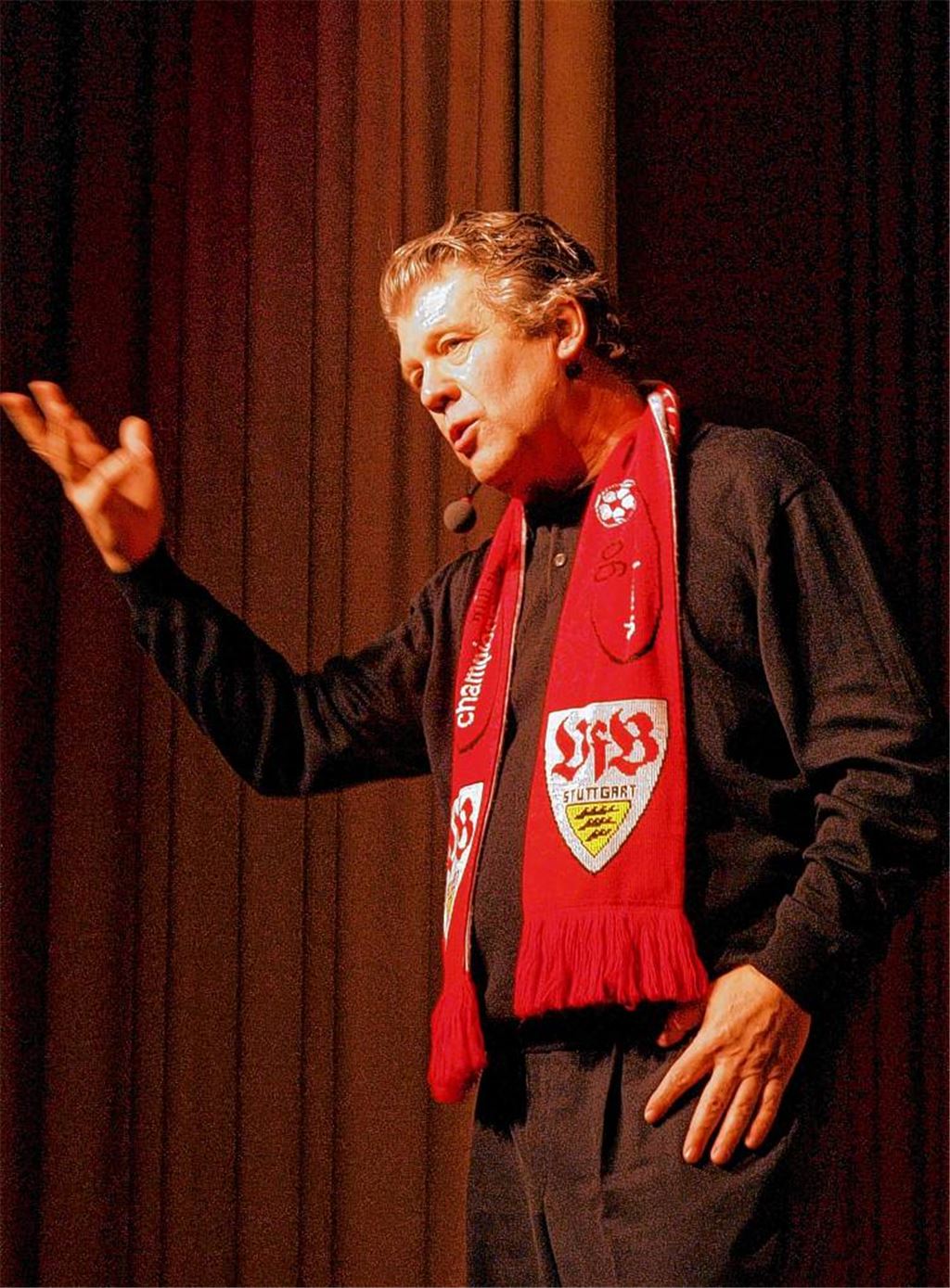 Der Kabarettist Klaus Birk – als VfB-Fan am Samstag bestens gelaunt – unterhält das Publikum in der Schützinger Festhalle.