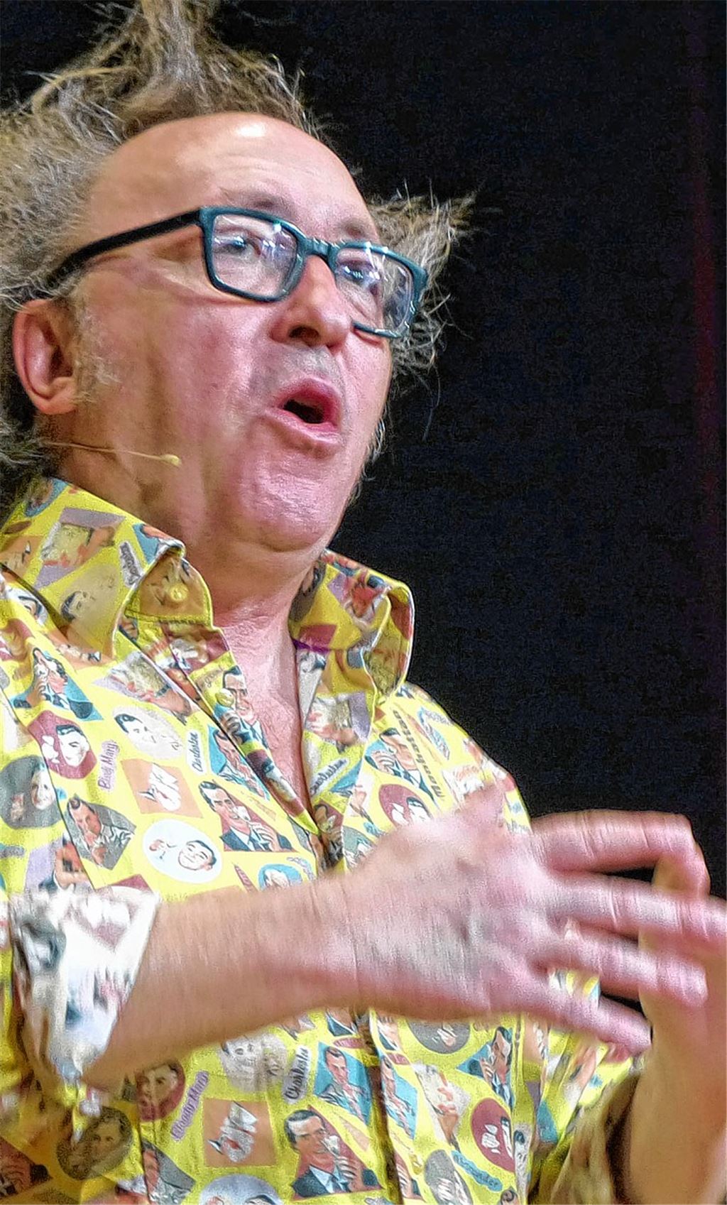 Der Kabarettist Urban Priol soll sich auf der Bühne aus gesundheitlichen Gründen nicht echauffieren, gerät dann angesichts der Verhältnisse jedoch wieder mächtig in Rage. 