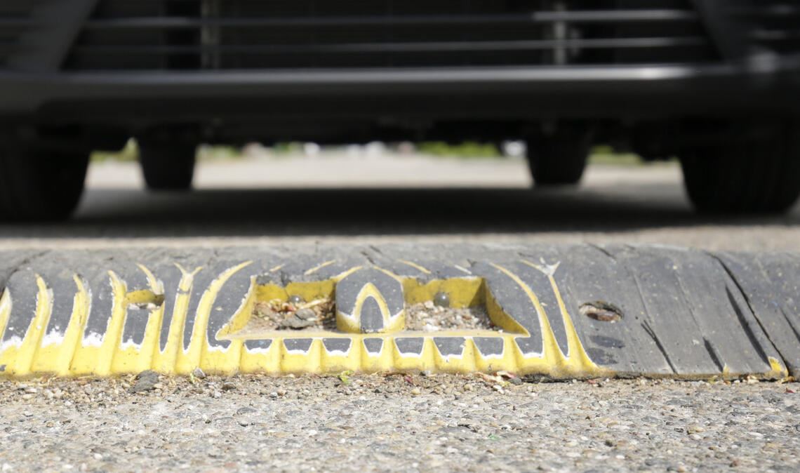 Stadt will junge „Rennfahrer“ ausbremsen Der Käppele-Parkplatz ist abends und nachts ein beliebter Treffpunkt junger Autofans, die aus Sicht von Polizei und Stadtverwaltung nicht der klassischen „Poser“-Szene mit getunten Fahrzeugen zuzurechnen sind. Nichtsdestotrotz sollen sie durch den Einbau von Kunststoffschwellen ausgebremst werden. Fotos: Fotomoment, Archiv