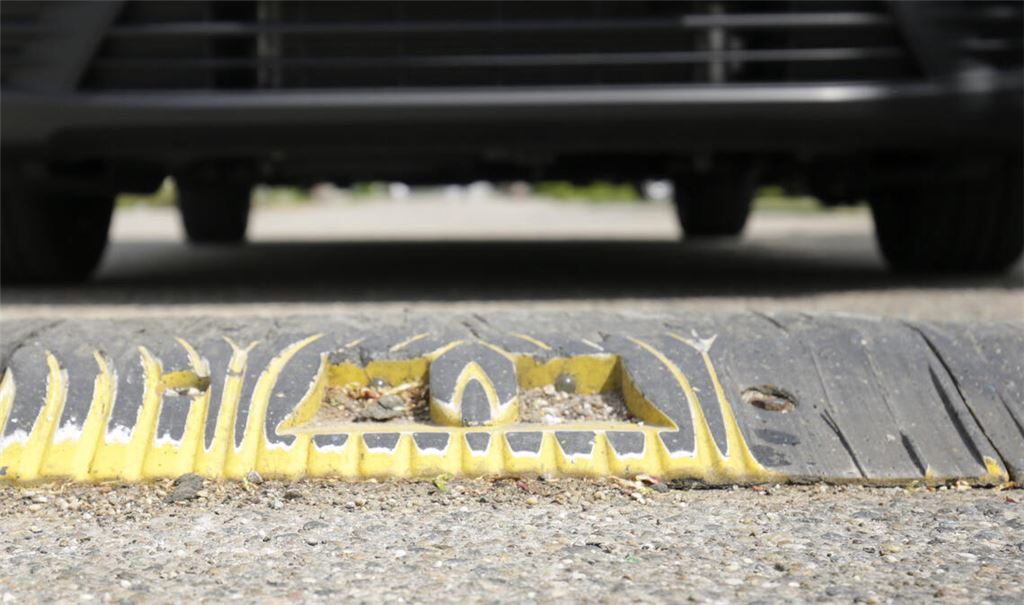 Der Käppele-Parkplatz ist abends und nachts ein beliebter Treffpunkt junger Autofans, die aus Sicht von Polizei und Stadtverwaltung nicht der klassischen „Poser“-Szene mit getunten Fahrzeugen zuzurechnen sind. Nichtsdestotrotz sollen sie durch den Einbau von Kunststoffschwellen ausgebremst werden. Fotos: Fotomoment, Archiv