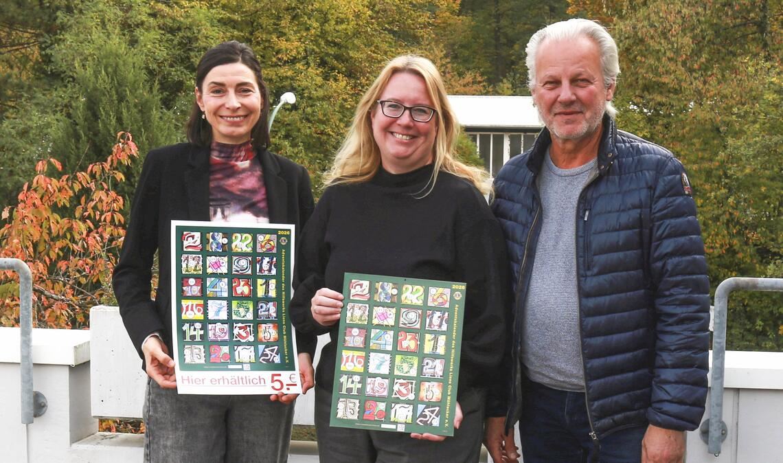 Der Kalender ist da: Thomas Knapp und Christiane Sämann (li.) vom Lions Club und Maren Bieberich von „miteinanderleben“. Foto: Schüller