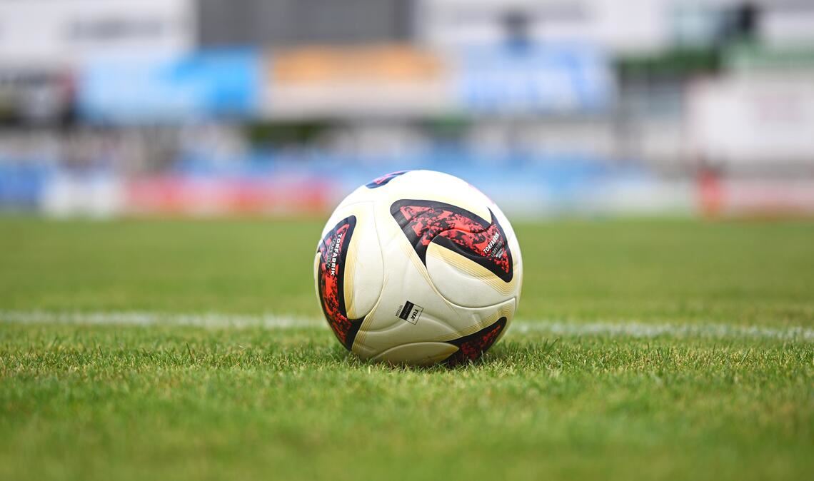 Der „Kampf um den Ball“ eskaliert in Einzelfällen zum Kampf anderer Art. Foto; Archiv