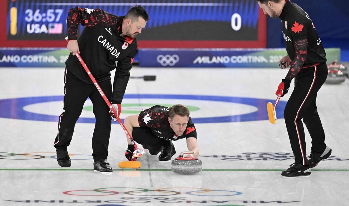 Der Kanadier Marc Kennedy (Mitte) soll den Stein noch berührt haben, als es eigentlich schon verboten war. So der Vorwurf seines Konkurrenten Oskar Eriksson.