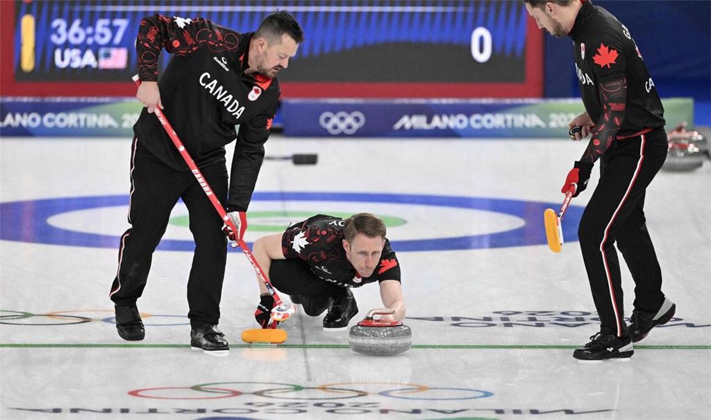 Der Kanadier Marc Kennedy (Mitte) soll den Stein noch berührt haben, als es eigentlich schon verboten war. So der Vorwurf seines Konkurrenten Oskar Eriksson.