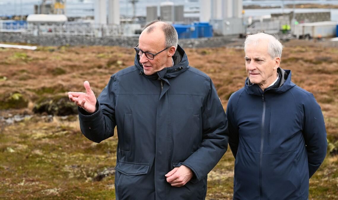 Der Kanzler, der norwegische Ministerpräsident und im Hintergrund Deutschlands Tor zum Weltraum. Von hier werden die deutschen "Spectrum"-Raketen gestartet.