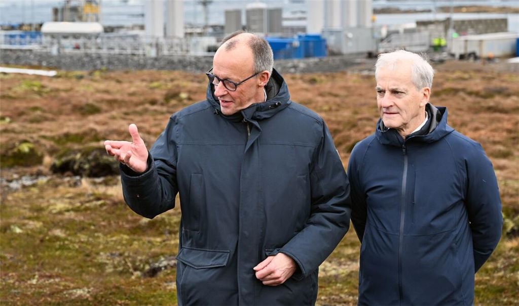 Der Kanzler, der norwegische Ministerpräsident und im Hintergrund Deutschlands Tor zum Weltraum. Von hier werden die deutschen "Spectrum"-Raketen gestartet.