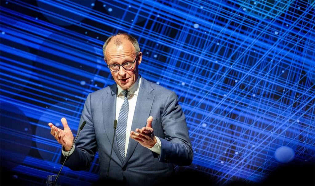 Der Kanzler stimmt die Bürger auf grundlegende Veränderungen bei der Rente ein.