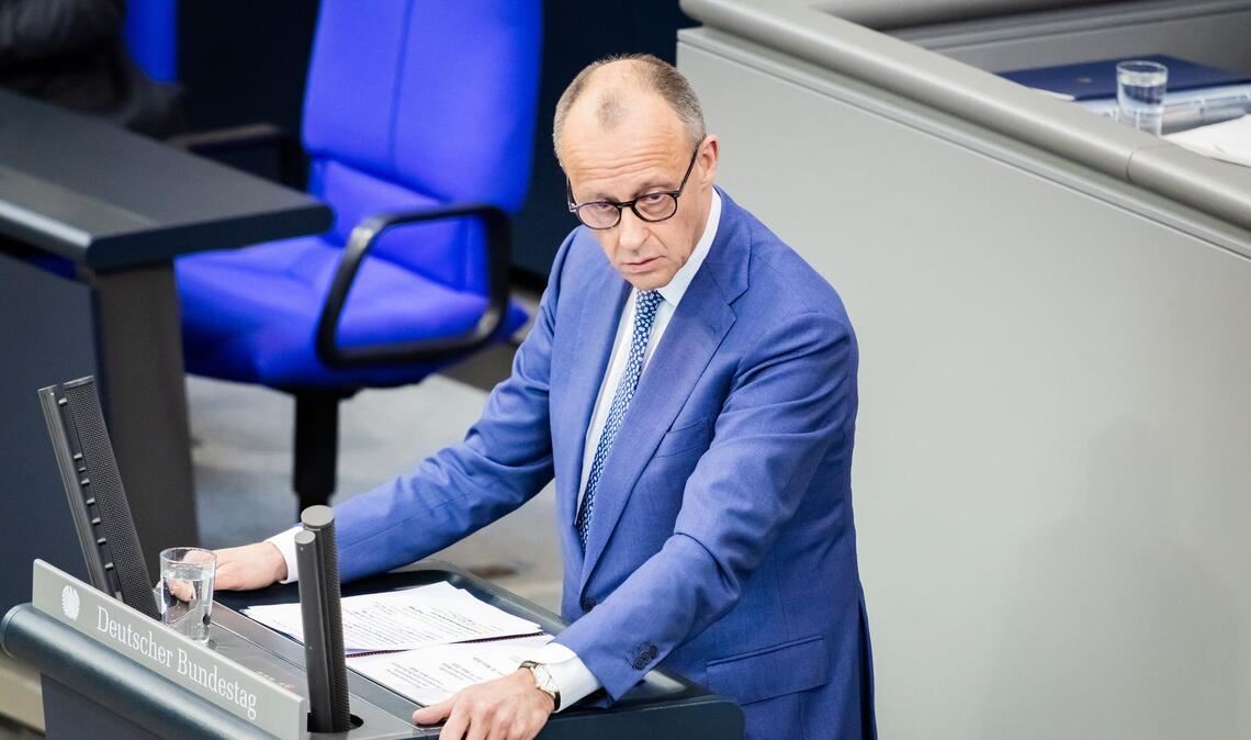 Der Kanzler weicht bei seinem Nein zum Iran-Krieg auch im Bundestag kein Stück zurück.