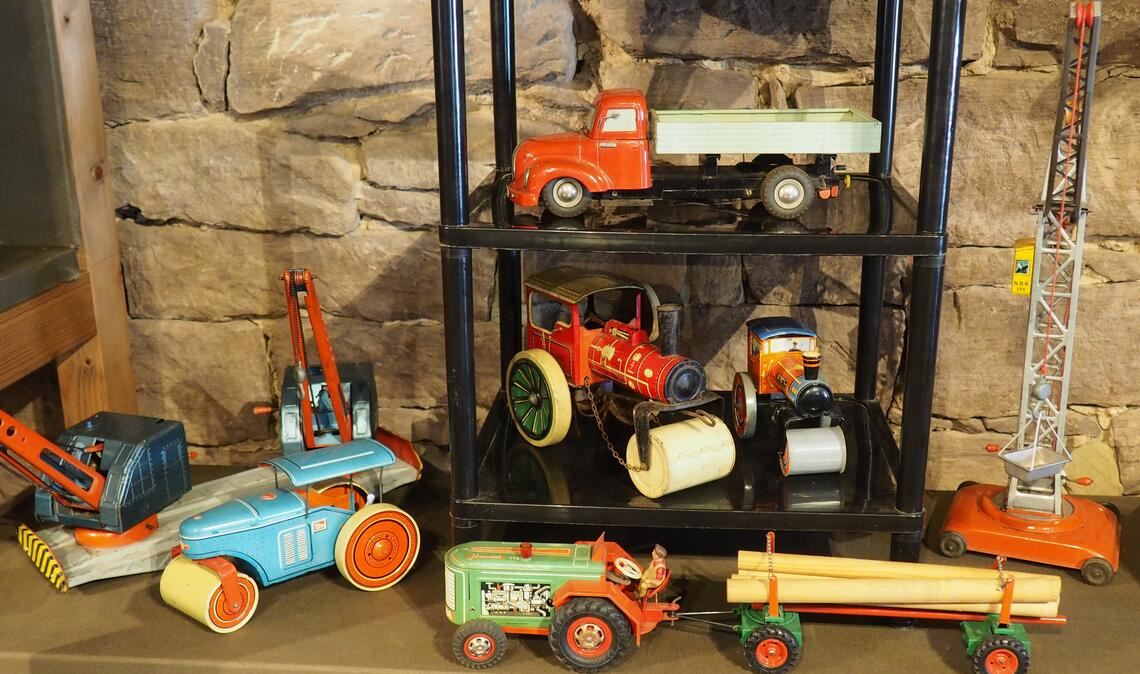 Der Karlsruher Sammler Horst Keller zeigt im Maulbronner Museum auf dem Schafhof echte Raritäten aus früherer Zeit – wie hier einen unverwüstlichen Fuhrpark aus Blech. Fotos: Müller