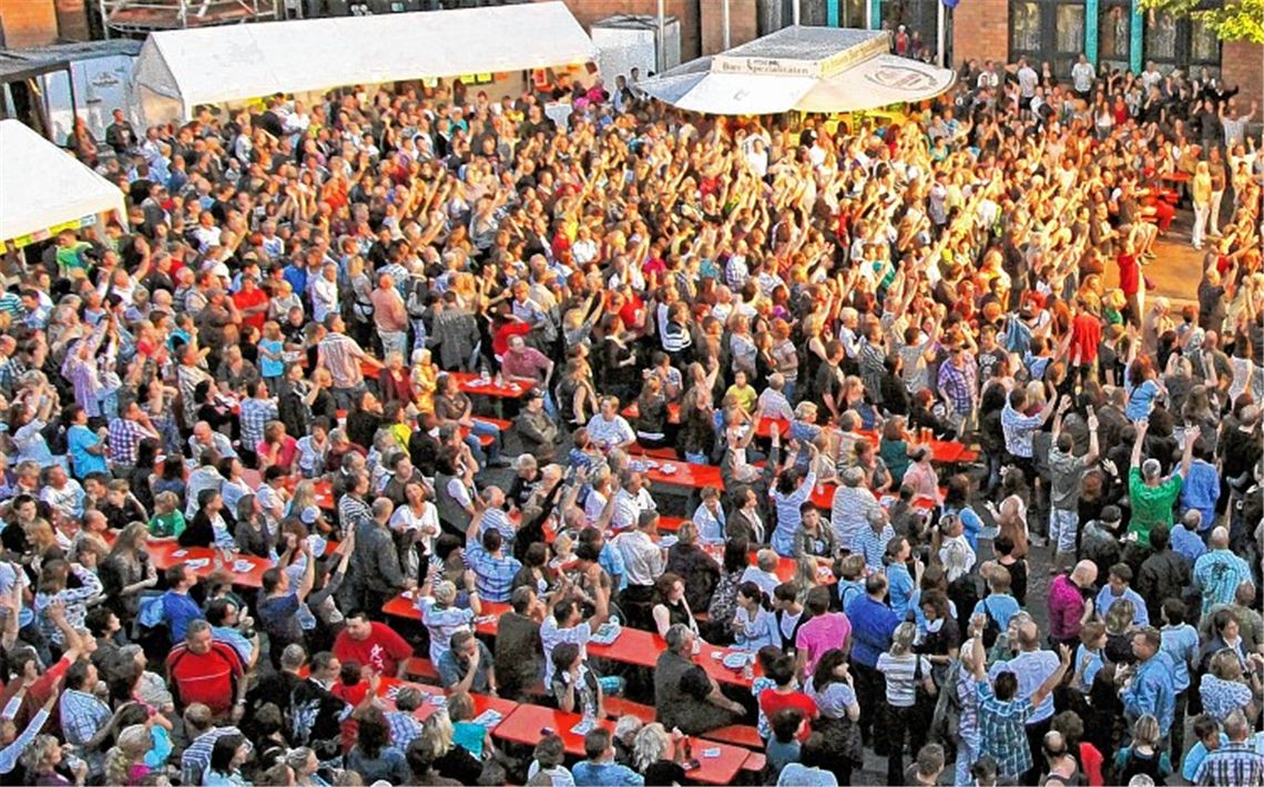 Der Kelterplatz als Festmeile: Bei Großveranstaltungen registriert die umliegende Gastronomie nicht nur einen Ansturm auf die Wirtsstube, sondern auch auf ihre sanitären Anlagen.Archivfoto: Hansen