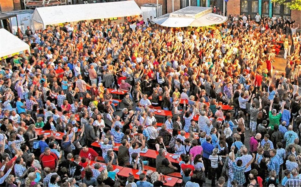 Der Kelterplatz als Festmeile: Bei Großveranstaltungen registriert die umliegende Gastronomie nicht nur einen Ansturm auf die Wirtsstube, sondern auch auf ihre sanitären Anlagen.Archivfoto: Hansen