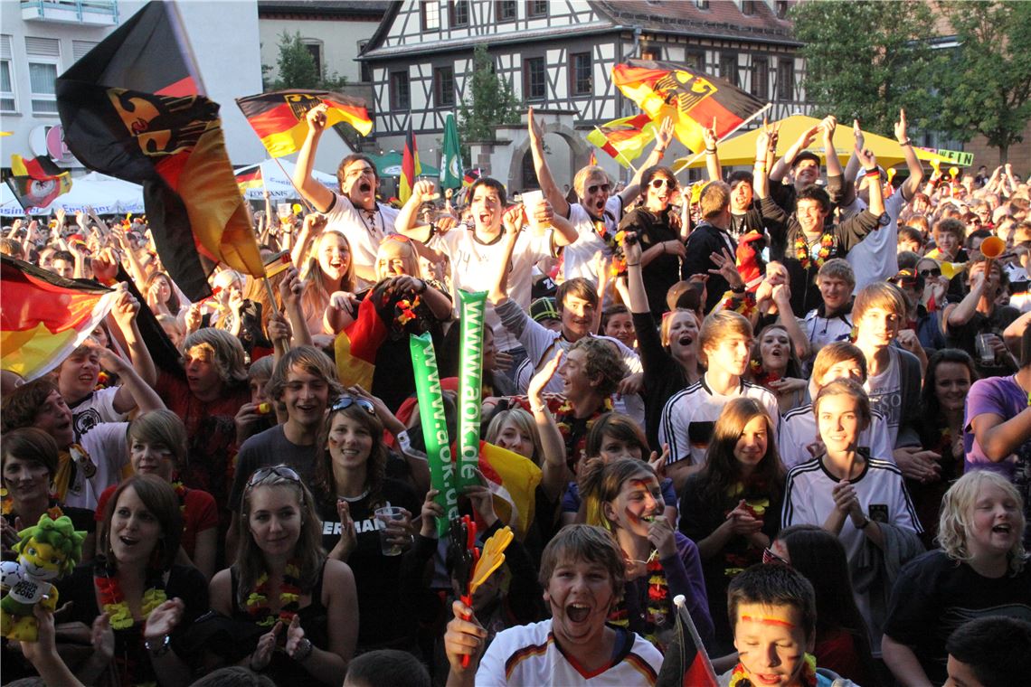 Der Kelterplatz bebt: Die Fans jubeln 2010 über das 1:0 der deutschen Elf im letzten WM-Gruppenspiel. Der damalige Gegner Ghana ist auch 2014 einer der Gruppengegner.  Archivfoto: Eigner