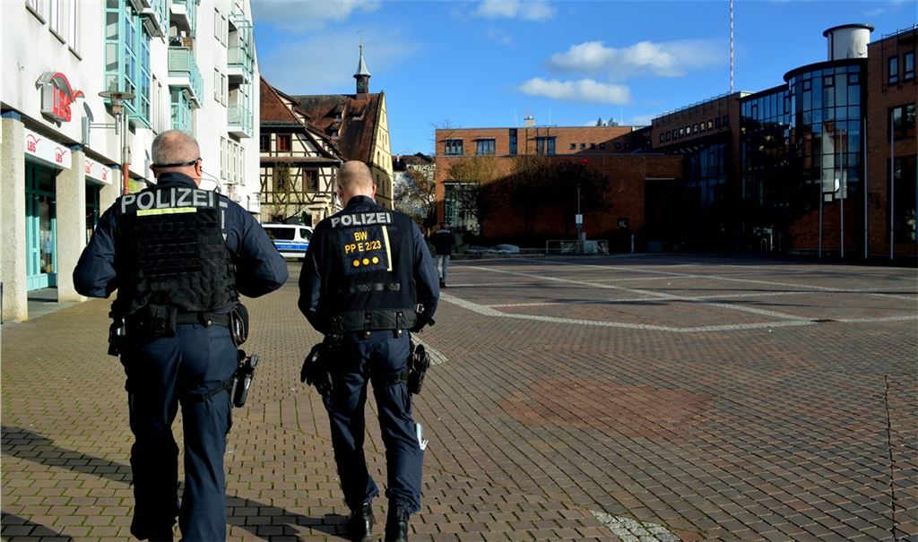 Der Kelterplatz blieb abgesehen von den Einsatzkräften weitgehend leer. Foto: Stahlfeld