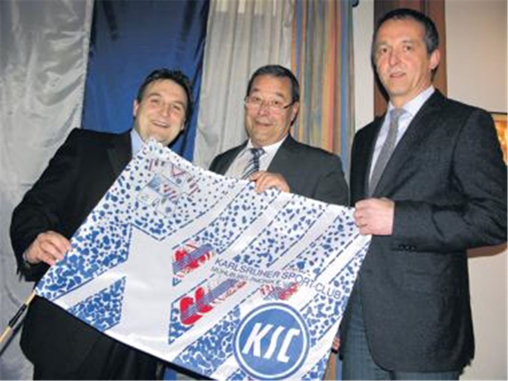 Der Kieselbronner Bürgermeister Heiko Faber (li.) ist seit Montagabend KSC-Mitglied. Faber unterschrieb beim Besuch von KSC-Präsident Paul Metzger im Clubhaus des 1. FC Kieselbronn den Antrag. Rechts: Bernd Coblenzer, stellvertretender Vorsitzender des 1. FC Kieselbronn. 
Foto: Ochs
