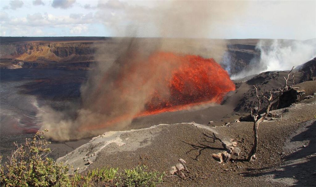 Der Kilauea-Vulkan auf Hawaii spuckt Lavafontänen.