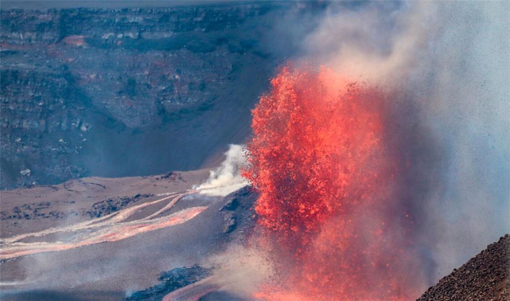 Der Kilauea spuckte Lavafontänen rund 100 Meter hoch in den Himmel.