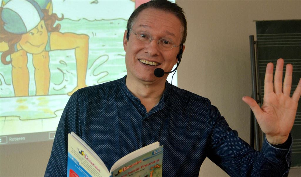 Der Kinderbuchautor TINO aus Ettlingen fesselt mit seinen Erzählungen die Ötisheimer Grundschüler. Foto: Stahlfeld