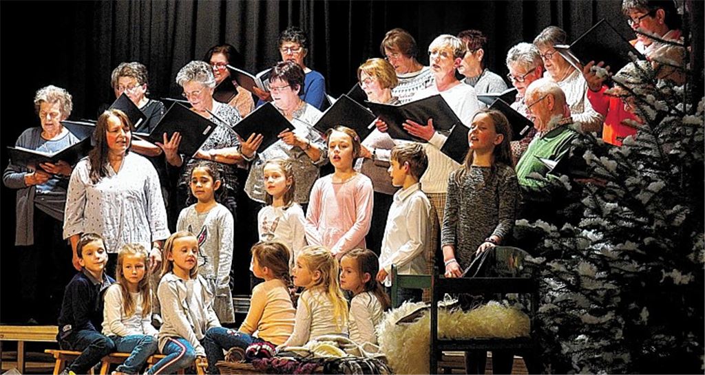Der Kinderchor Frohsinnchen und der gemischte Chor singen in der Festhalle Schützingen gemeinsam „Winter Wonderland“. Das Konzert beleuchtet alle Seiten des Winters. Fotos: Müller