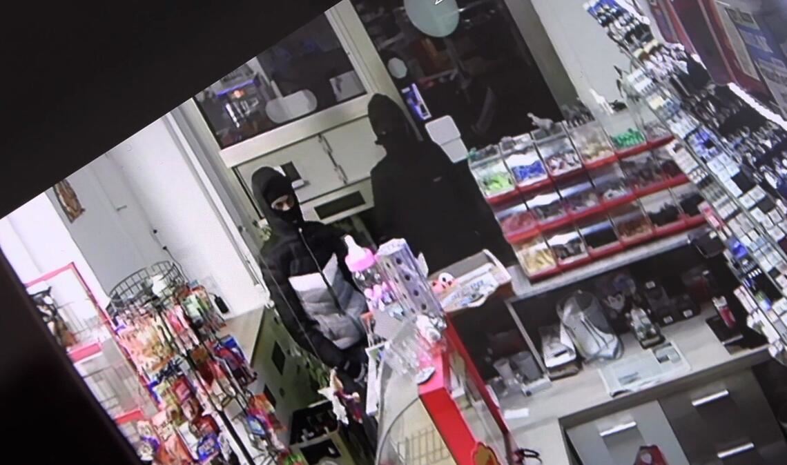 Der Kioskbesitzer sperrte die zwei mit einem Messer bewaffneten Räuber ein.