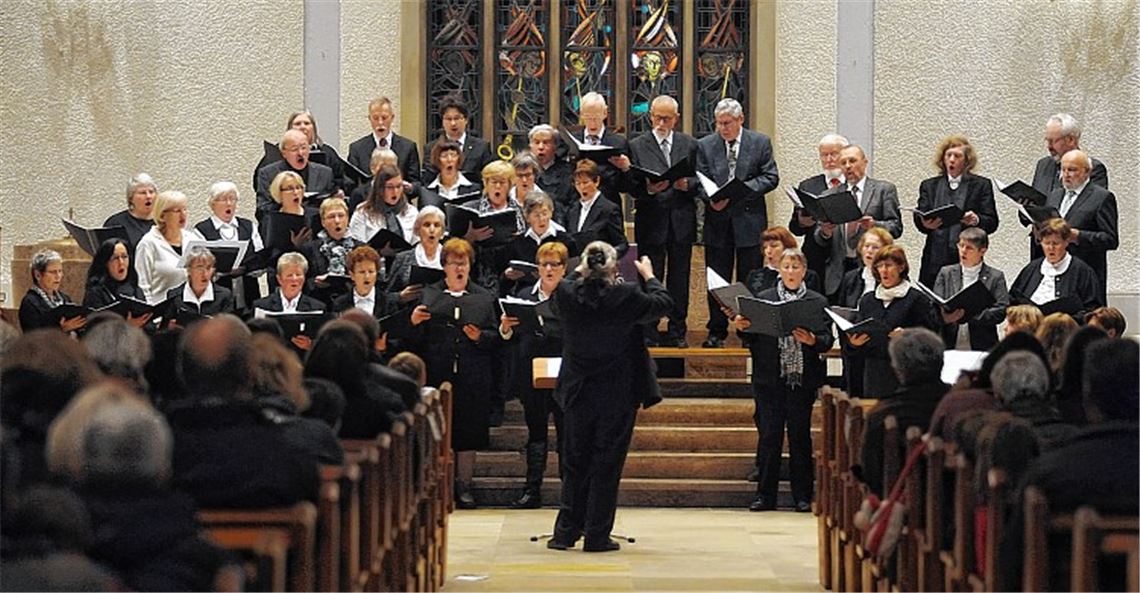 Der Kirchenchor der Andreas- und Paulusgemeinde unter der Leitung von Heidi Meyer-Frankenberger beim Konzert der Gesamtkirchengemeinde. Foto: Fotomoment