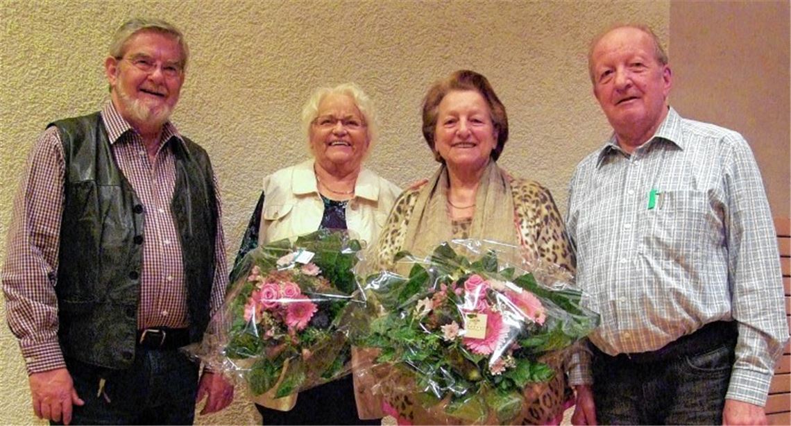 Der Kirchenchor sagt danke (v.li.): Dirigent Heinz Storn, Christel Schuller, Klara Gros und Vorsitzender Bernhard Doll.