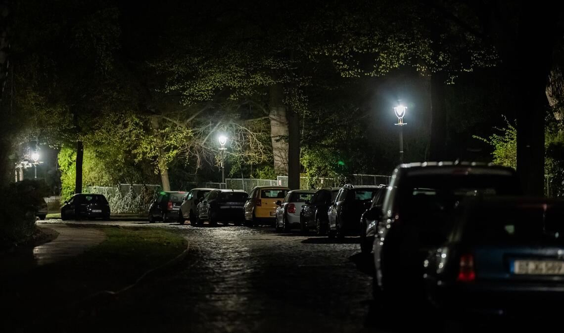 Der Kirchweg im Berliner Ortsteil Nikolassee ist bei einem Stromausfall weitgehend dunkel, da nur die Gaslaternen noch Licht spenden.